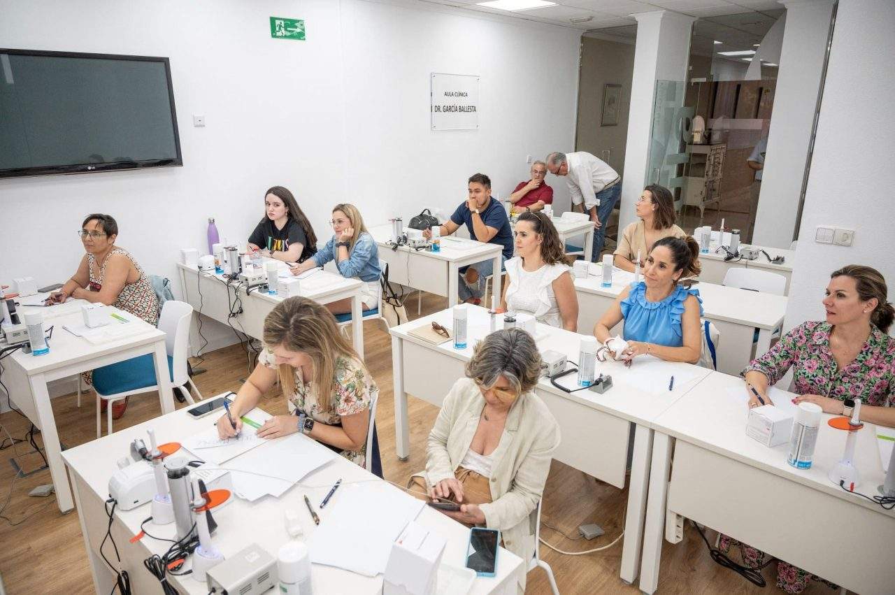  Asistentes a uno de los cursos que ofrece el COEMU en la reformada sala de prácticas de la sede. 