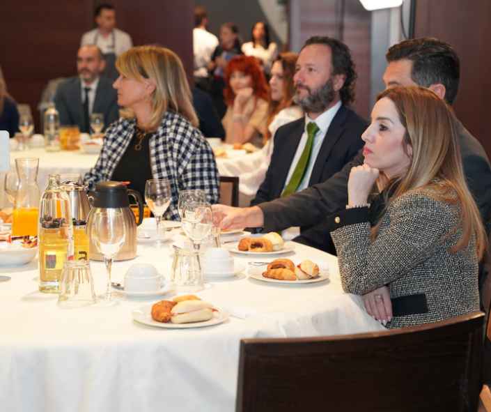 Los invitados comparten mesa en el Hotel Nelva escuchando las intervenciones de los protagonistas.