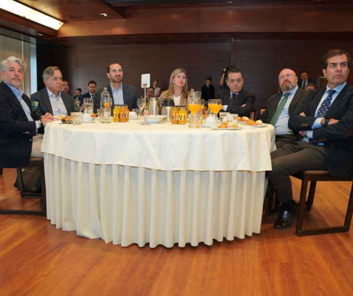 Los invitados comparten mesa en el Hotel Nelva escuchando las intervenciones de los protagonistas.
