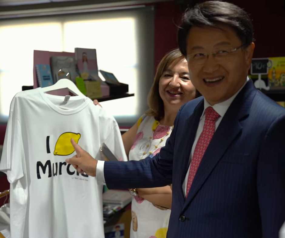 El embajador de Corea visita a los trabajadores con discapacidad de LABOR VIVA 