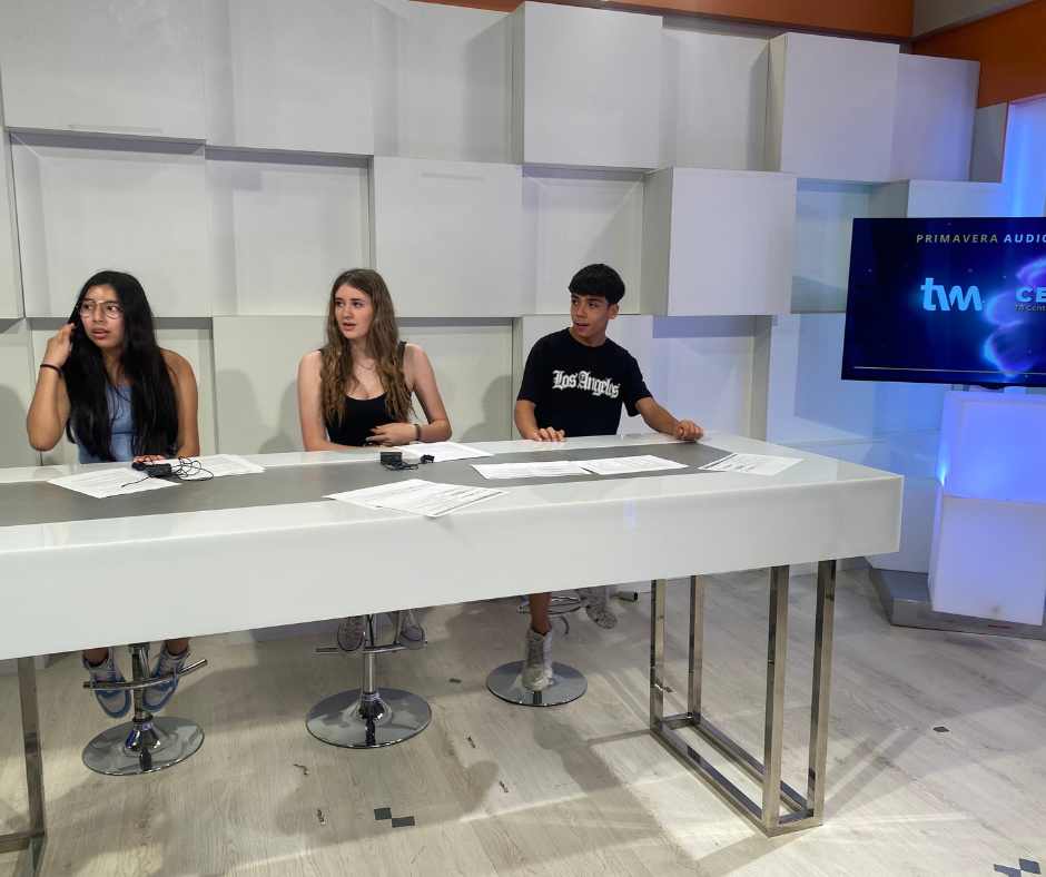 Los alumnos visitan los platós de televisión del centro de producción de TVM