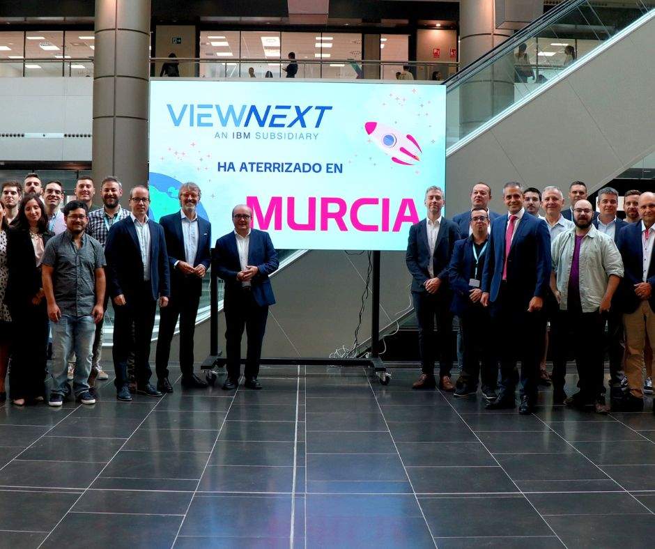 El consejero de Economía, Hacienda, Fondos Europeos y Transformación Digital, Luis Alberto Marín, durante la inauguración de las oficinas de la tecnológica Viewnext en la Región.