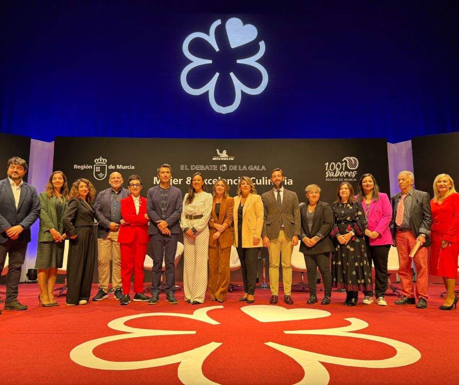 Imagen de familia durante el debate previo a la Gala de la Guía Michelín 2025.