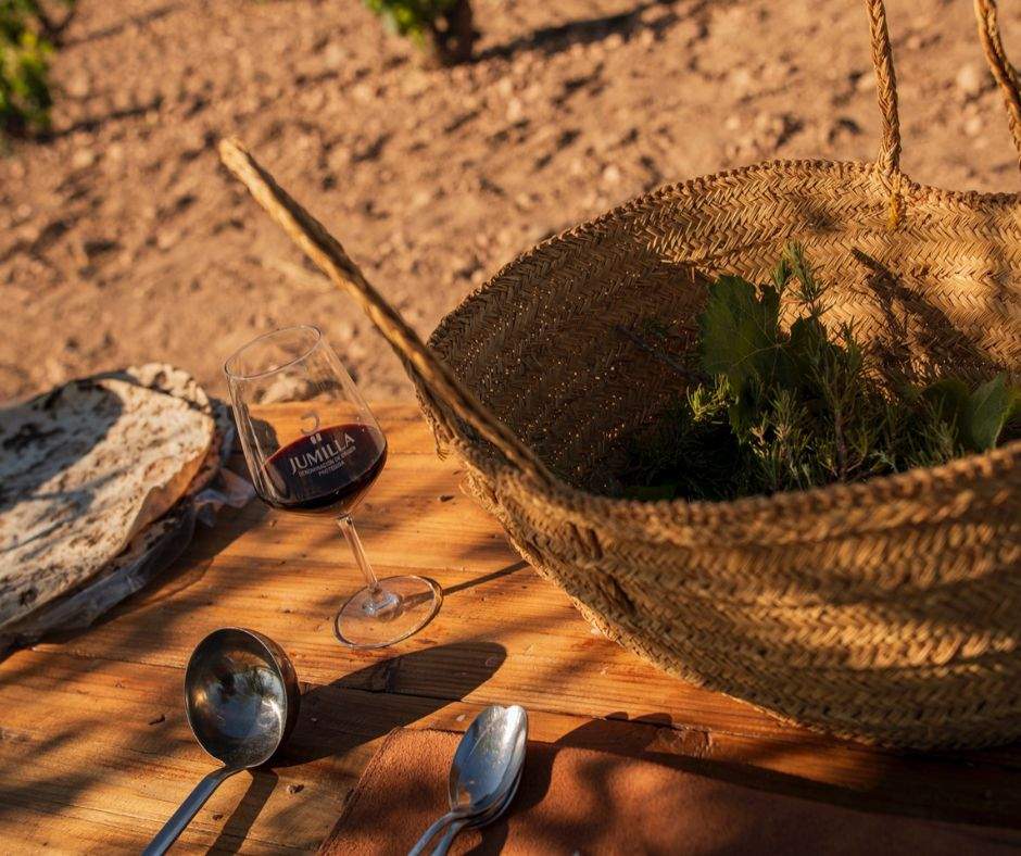 Imagen de vinos de la DOP Jumilla en el entorno natural.