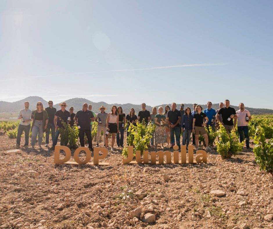 Fotografía de grupo con las bodegas de la DOP Jumilla participantes.