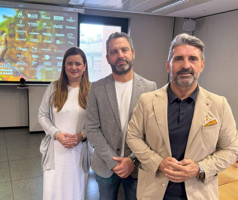 Fotografía durante la presentación del cóctel solidario de HoyTú.