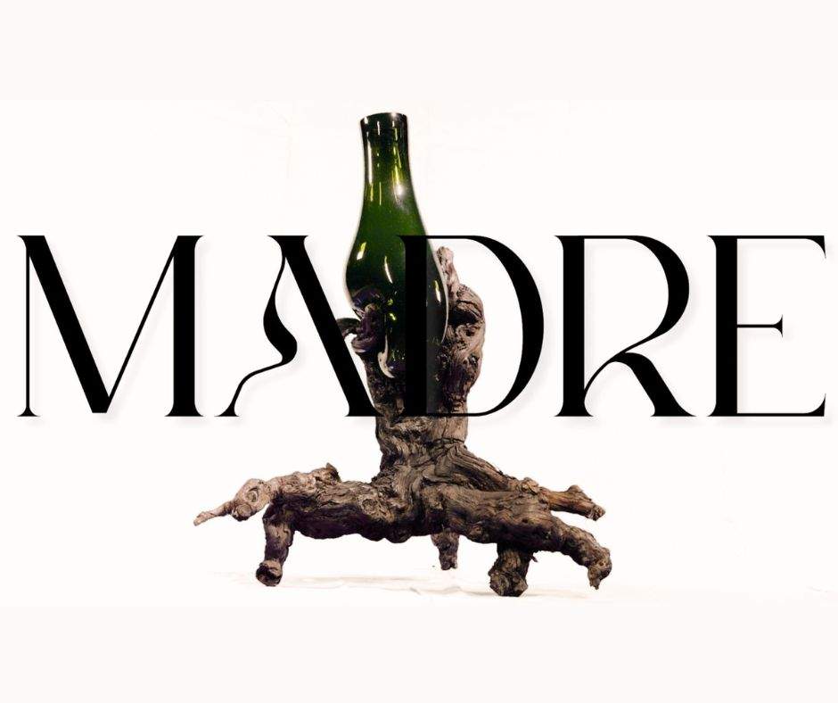 Imagen de la pieza de la sopladora de vidrio Noelia Alcántara, creada en exclusiva para el proyecto sobre una cepa vieja de Monastrell, y que representa el carácter acogedor y humano de un territorio fértil como Jumilla. (Vinos DOP Jumilla)