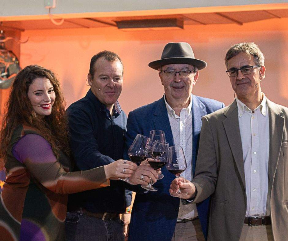 Imagen de grupo durante la presentación con la presencia de Pablo González-Conejero, chef embajador de la DOP Jumilla, y la sopladora de vidrio Noelia Alcántara. (Vinos DOP Jumilla)