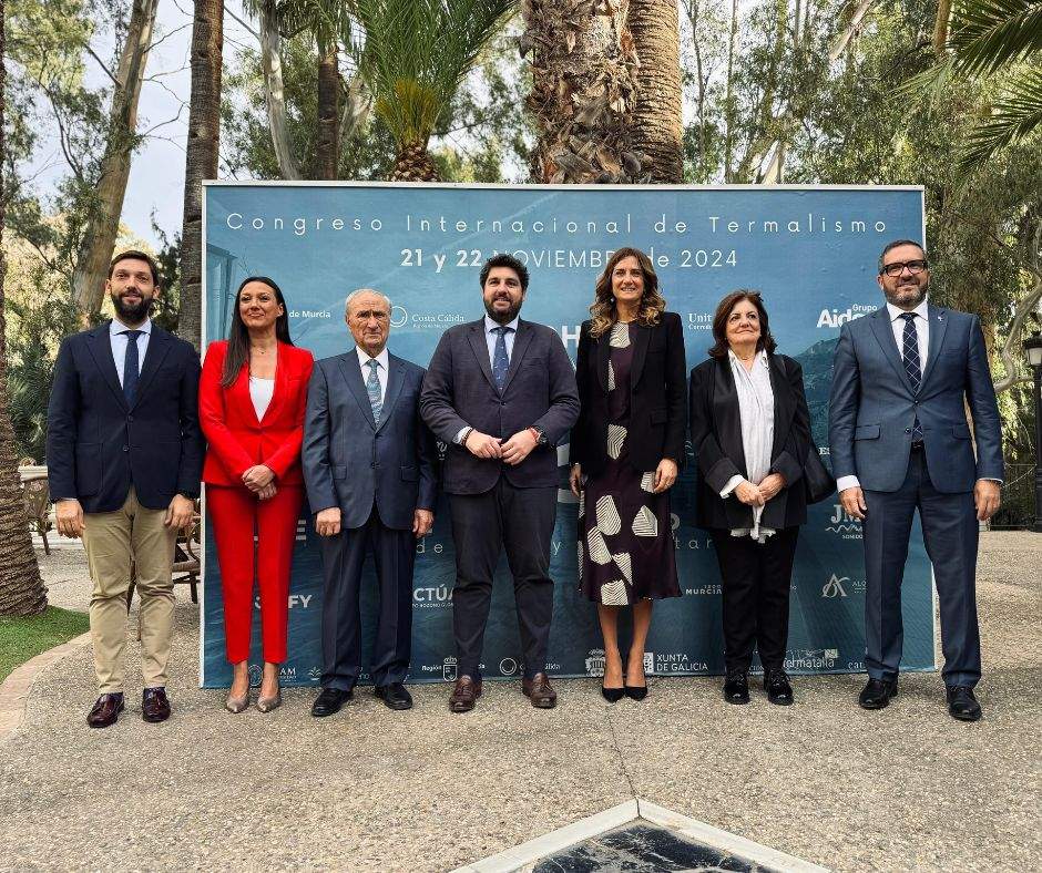 Foto de familia durante la inauguración del Congreso Internacional de Termalismo con la presencia de Juan Francisco Martínez, director del Itrem; Carmen Conesa, consejera de Turismo; el presidente de la Comunidad, López Miras; la alcaldesa del municipio, Patricia Fernández; la presidenta de la UCAM, María Dolores García; y el presidente de CROEM, Miguel López, entre otros. (Ayuntamiento de Archena)