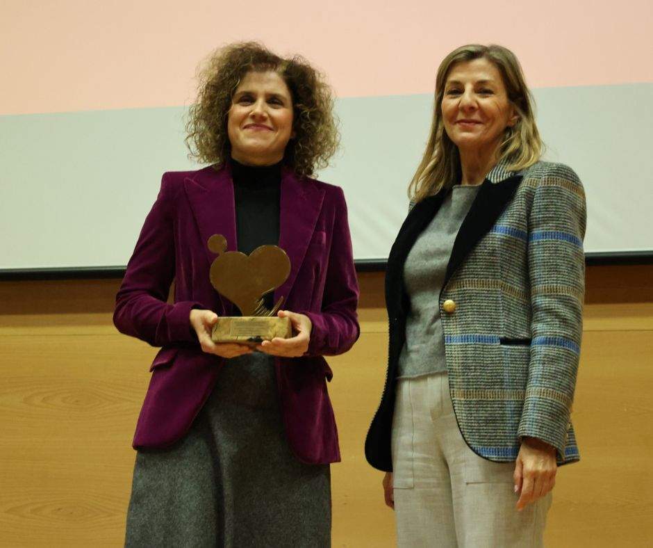 La coordinadora de Responsabilidad Social, Inés López, recogió el premio. (UMU)