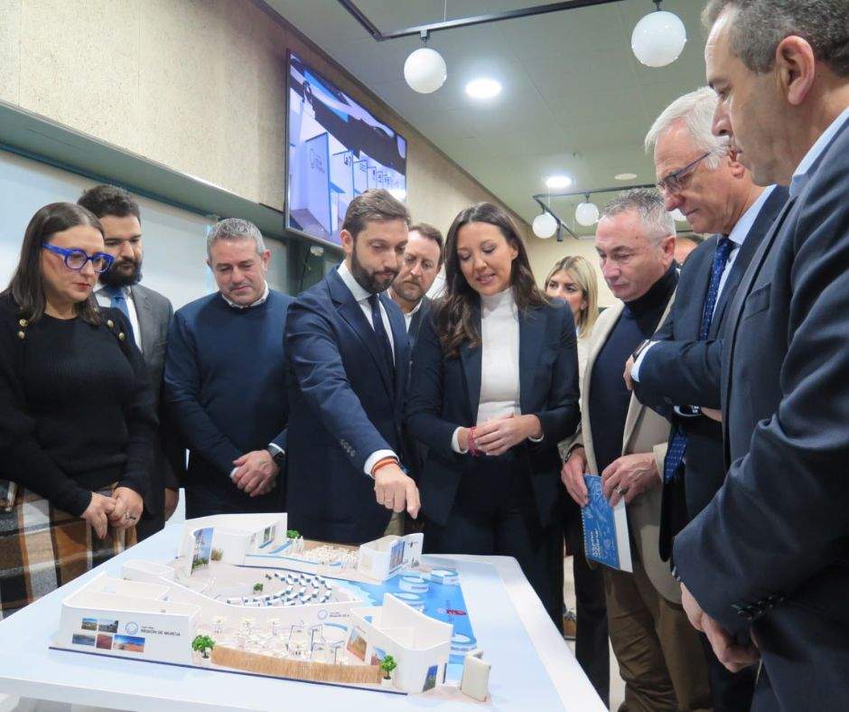 La consejera Carmen Conesa, con miembros de su equipo y alcaldes, ante la maqueta del estand de la Región en Fitur 2025. (CARM)