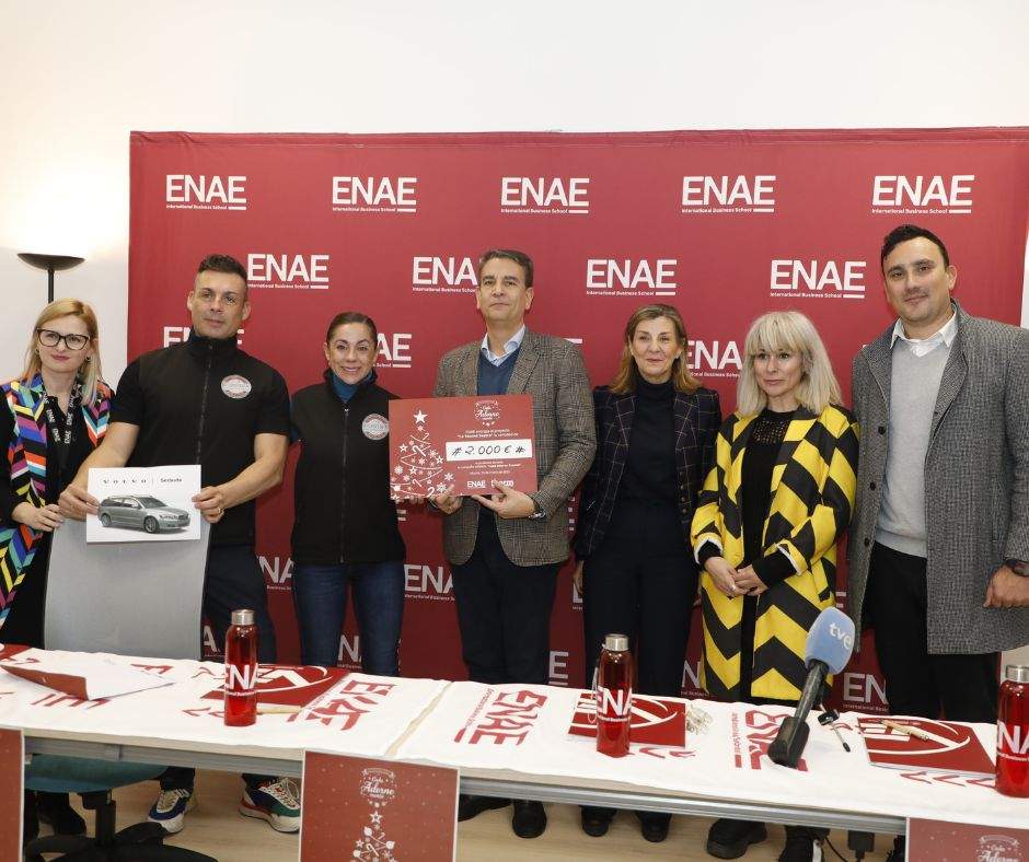 ENAE entrega lo recaudado en su iniciativa 'Árbol Solidario' a la compañía de teatro de Paiporta, La Tourné Teatro. (ENAE)