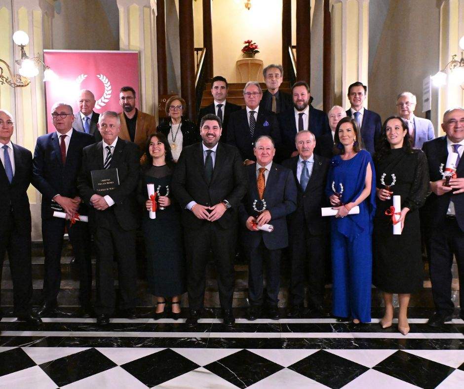 Foto de familia con todos los premiados y el presidente de la Comunidad, Fernando López Miras, que presidió el acto. (CARM)