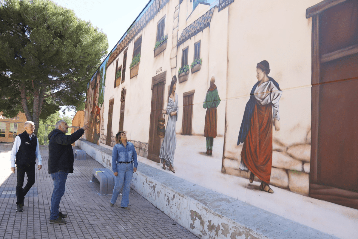 La alcaldesa visita el grafiti mural de Canteras. (Ayuntamiento de Cartagena)