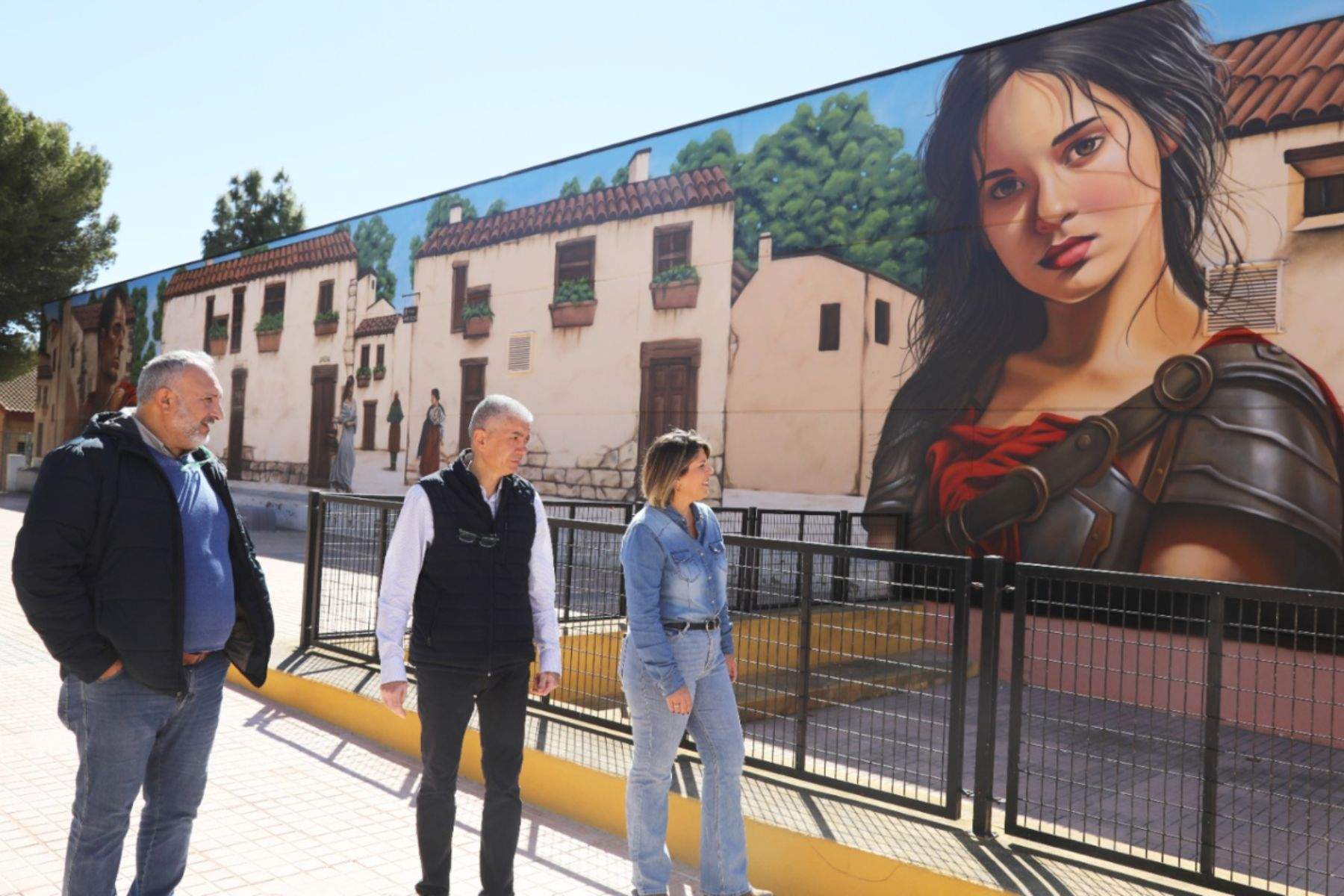 Imagen de la alcaldesa visitando el mural. (Ayuntamiento de Cartagena)