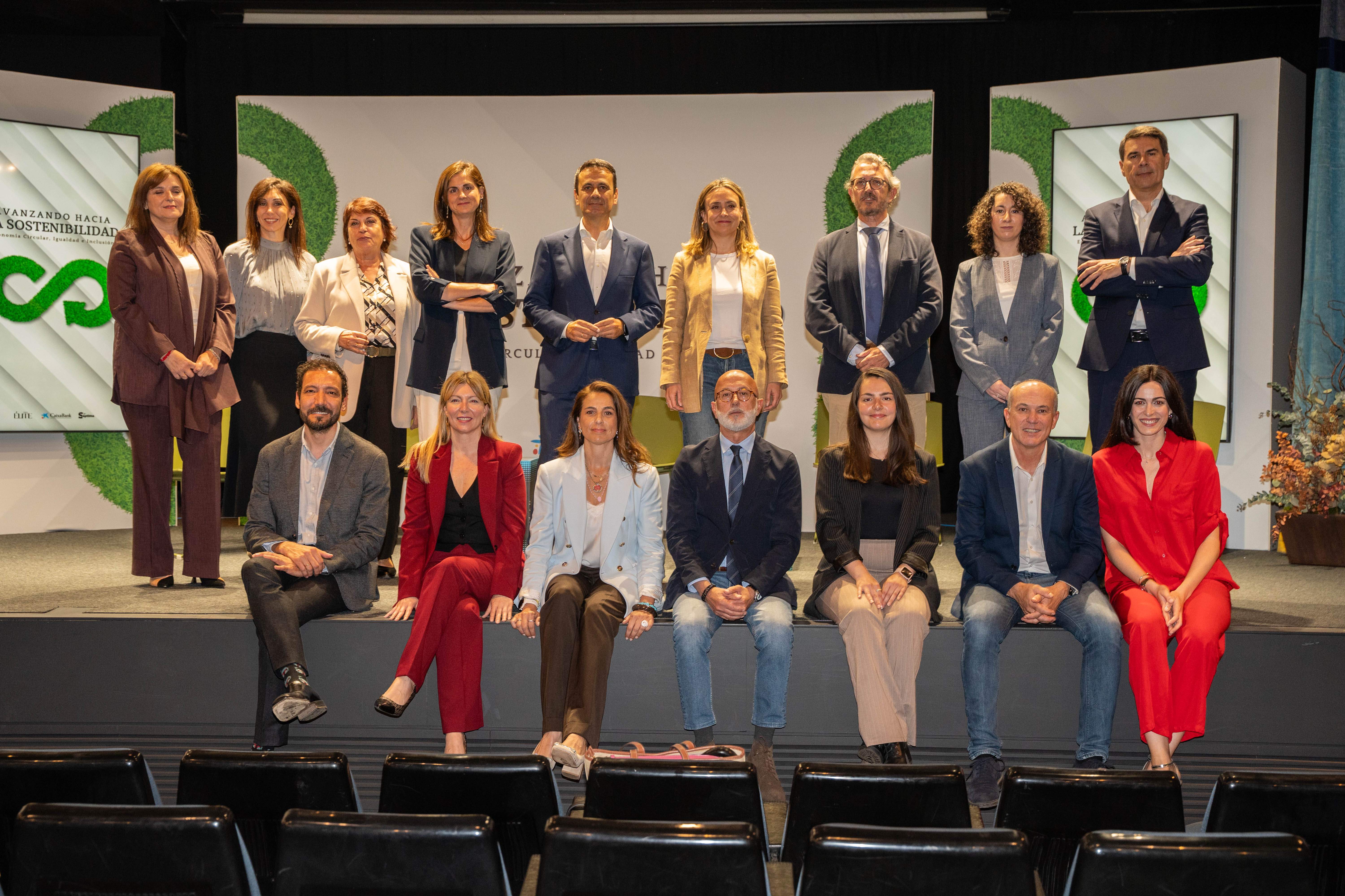 Foto de familia tras el evento. (Raúl Alcántara)