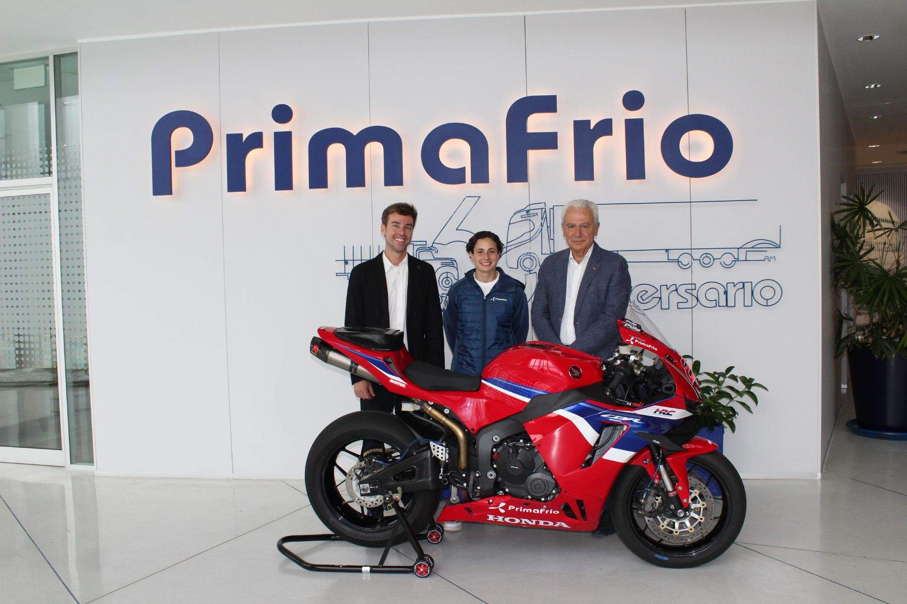 La piloto Ana Carrasco junto al director general de Deportes de la Comunidad, Fran Sánchez, y al presidente de Primafrio, José Esteban Conesa. (Primafrio)