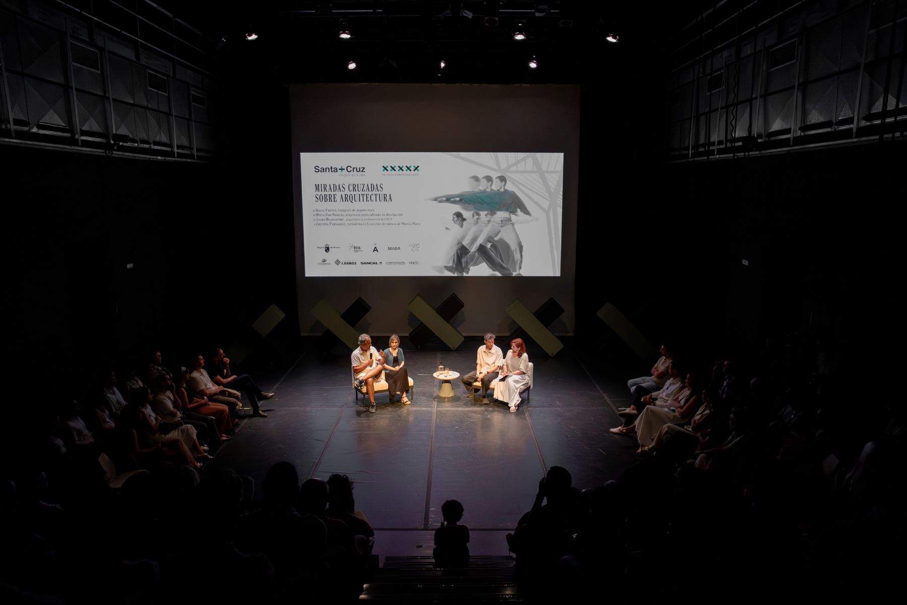 Imagen de la mesa redonda. (Santa-Cruz Arquitectura)