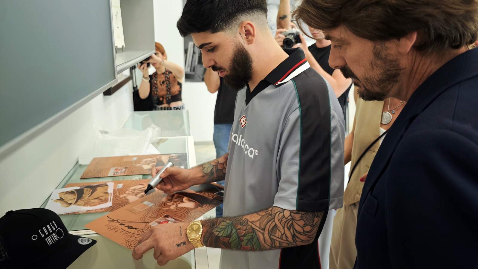 Joaquín Ganga firmando elementos. (Ars Longa Comunicación)