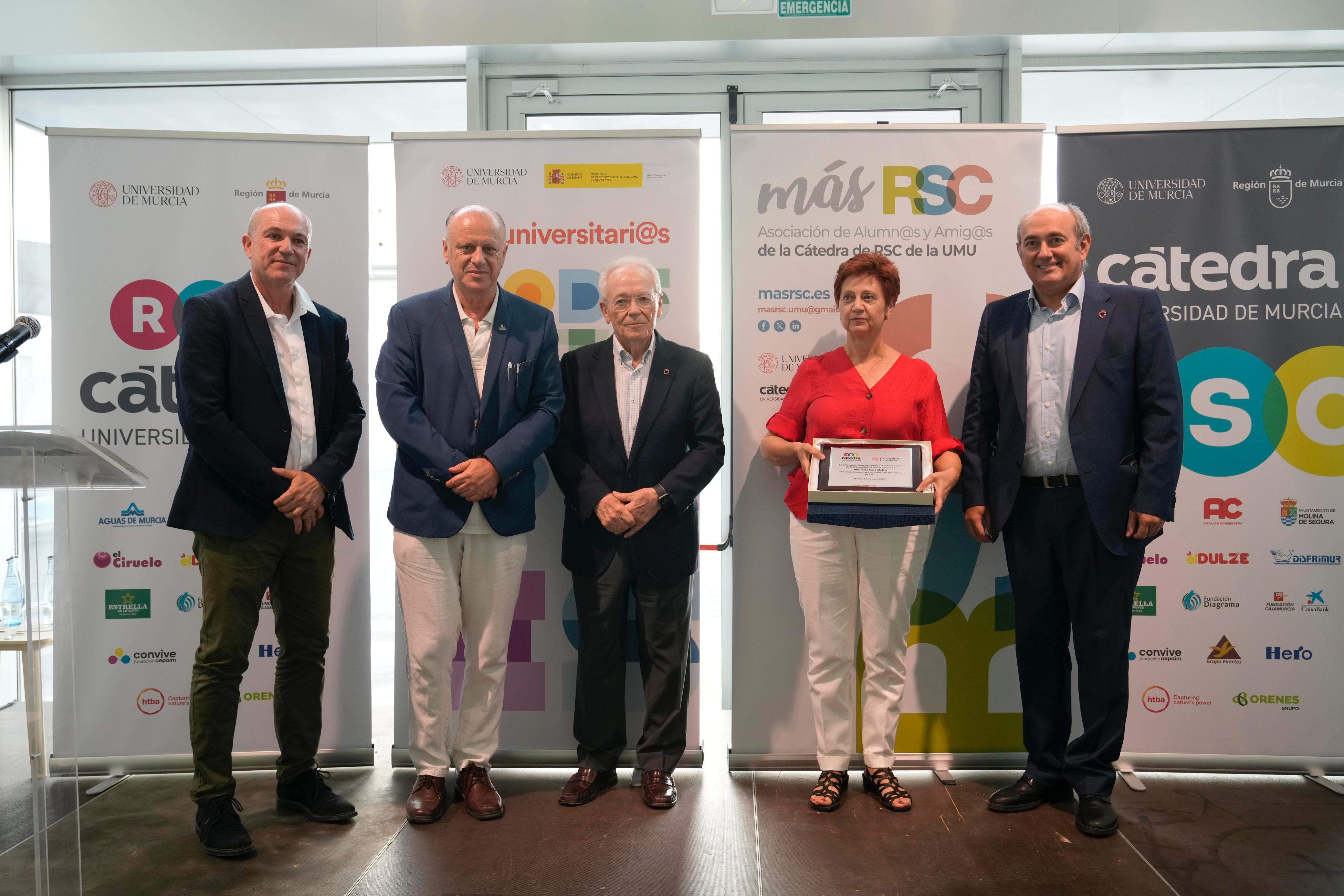 Imagen con Rosa Cano sosteniendo el premio. (UMU)