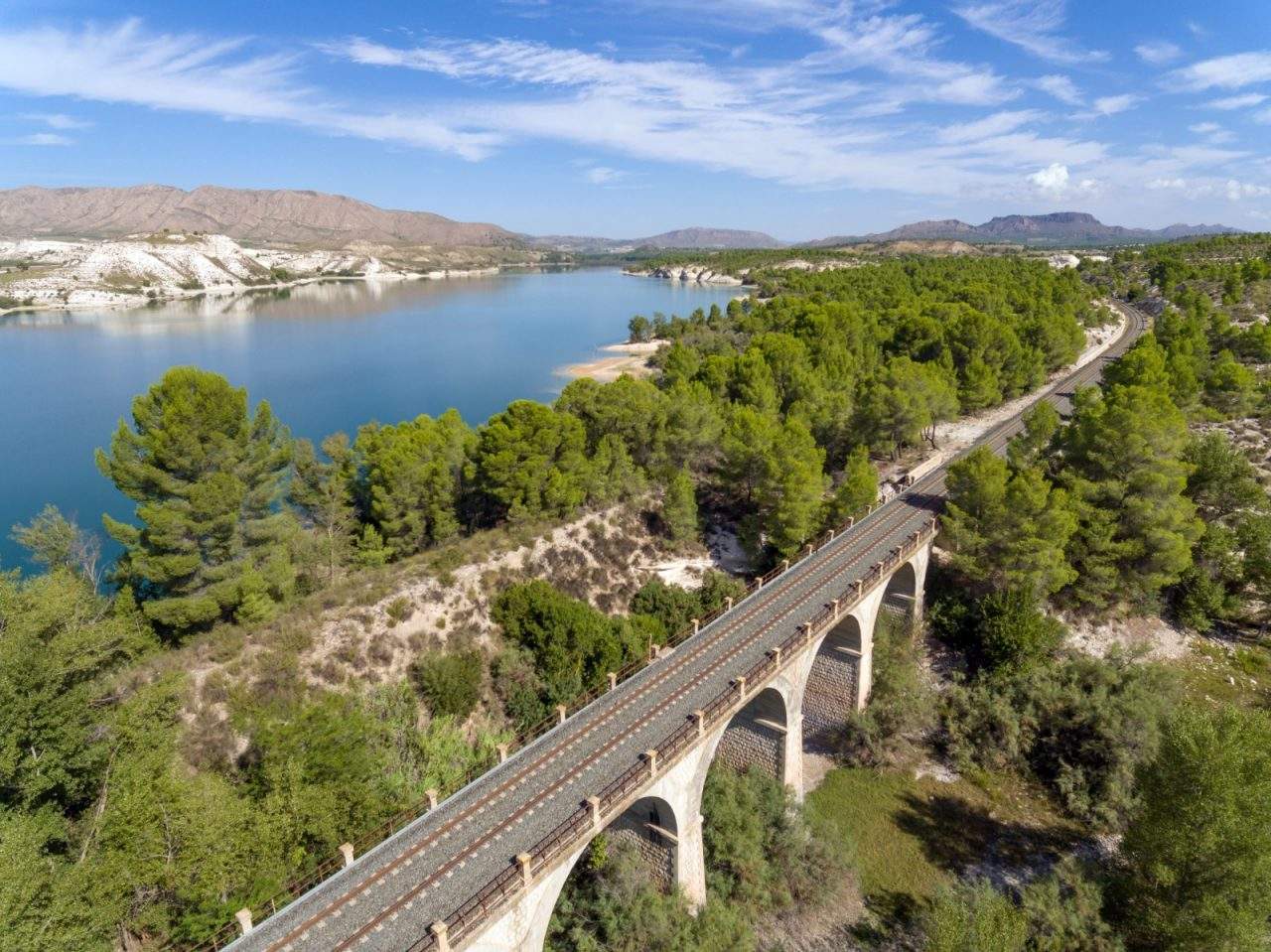 vias-del-tren-turistico-hellin-en-el-embalse-del-Camarillas-1280x959.jpeg